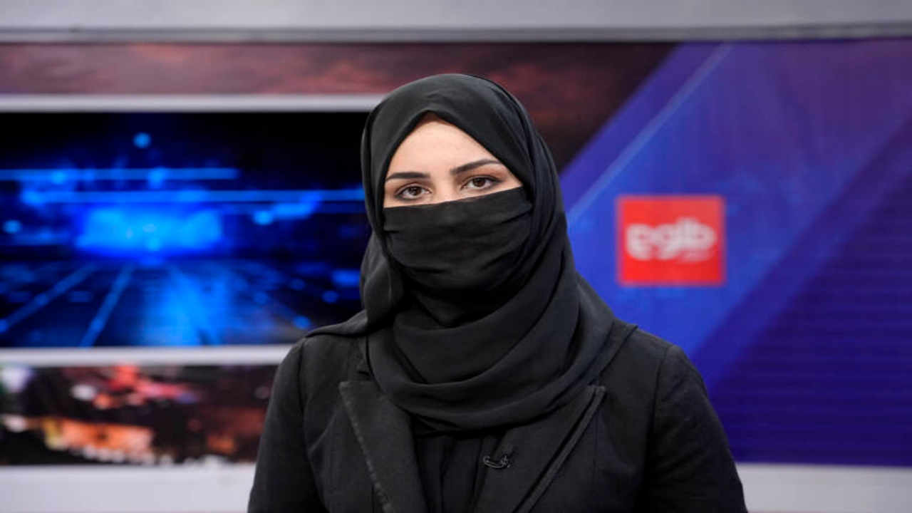Afghanistan giornalista burqa
