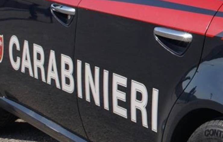 15enne si lancia dal balcone e muore