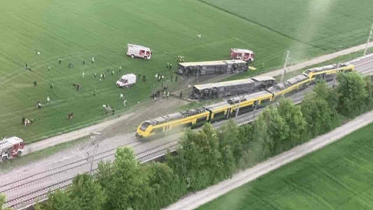 Incidente ferroviario feriti