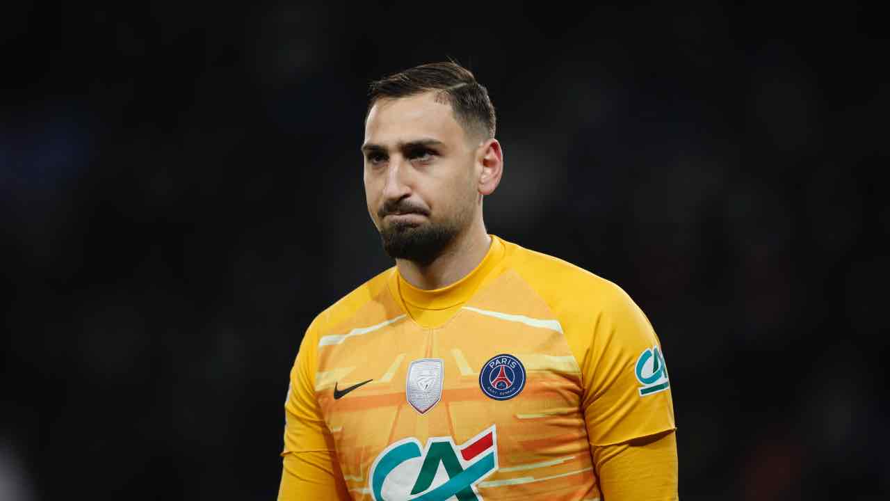 Donnarumma saluta Raiola 