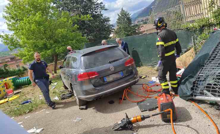 Incidente auto sfonda cancello ed entra nel giardino di un asilo