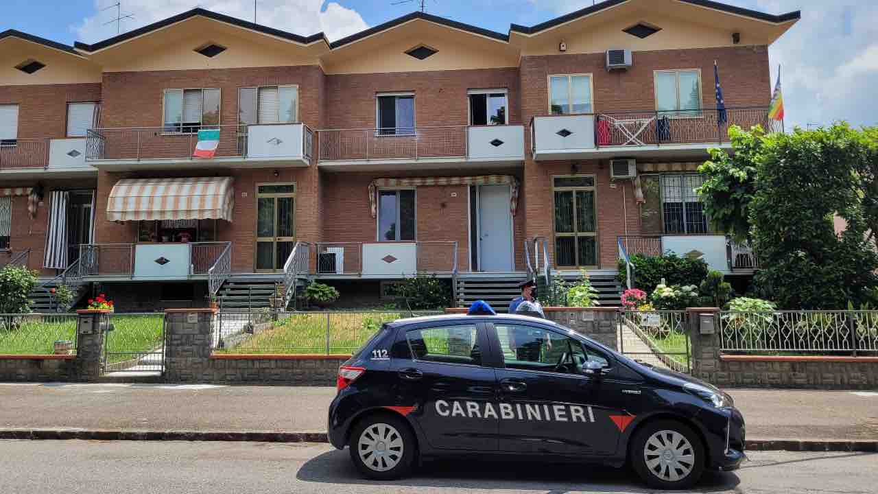 Bambino cade dal balcone del terzo piano