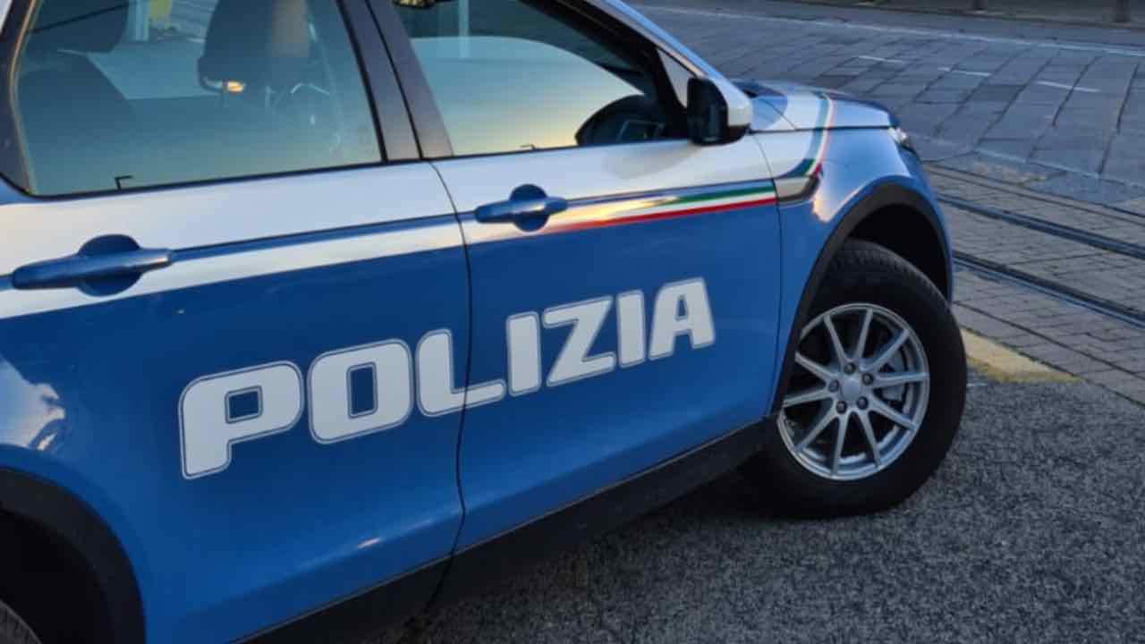 Uccide la moglie e colpisce con un coltello la figlia 