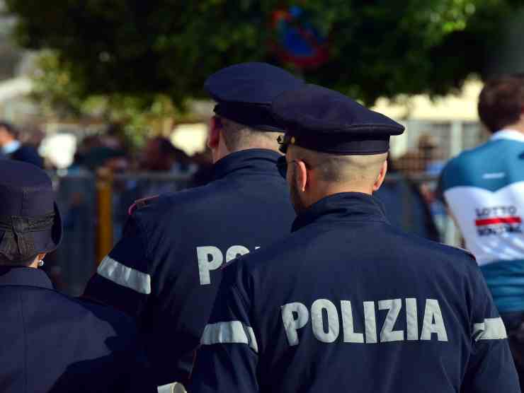 polizia donna lancia figlia