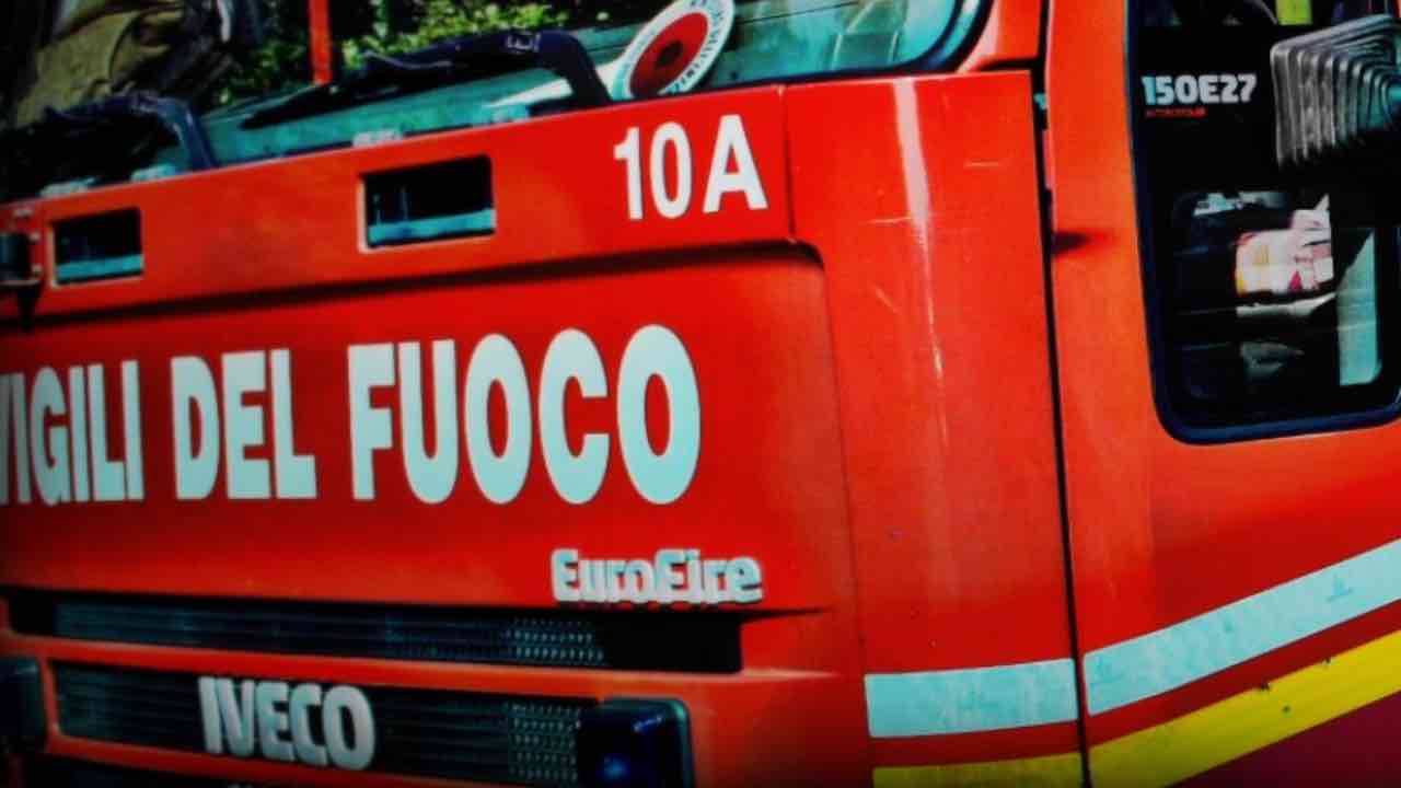 Figlia veglia corpo madre morta in casa