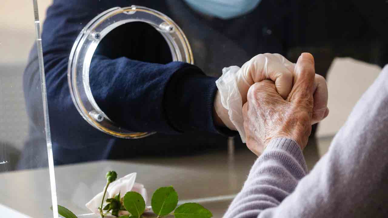 Anziani uccisi in Rsa, morti sospette e condanna per l'infermiere