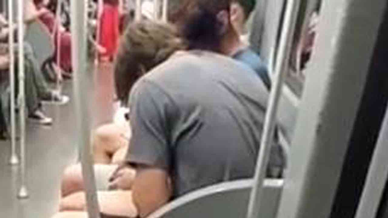 Droga sniffata nella metro di Milano