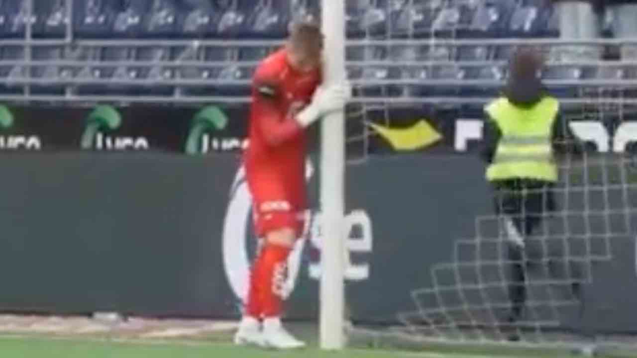 Portiere riduce pali, scoppia la polemica 