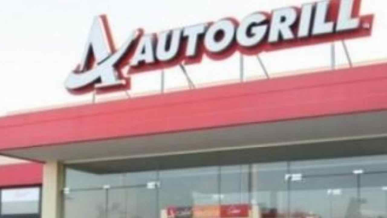 Abbandonano figlio in autogrill e fuggono