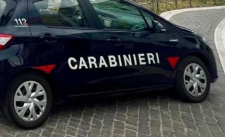 Genitori litigano davanti ad un bar, neonata in auto: intervengono i carabinieri