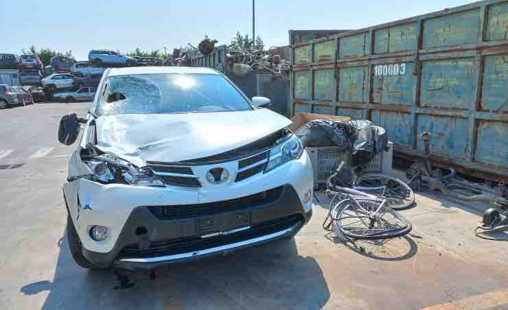 Scontro auto bici incidente 