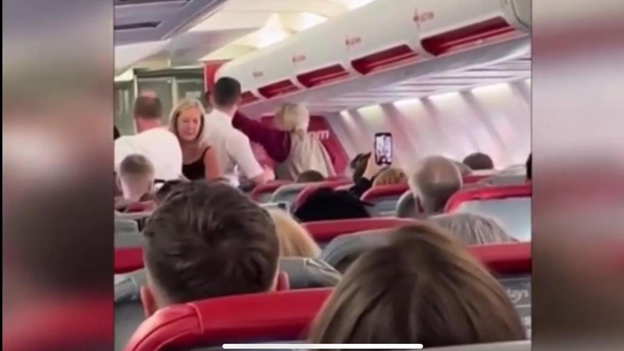 70enne aggredisce steward su volo aereo: le hanno rifiutato un gin tonic