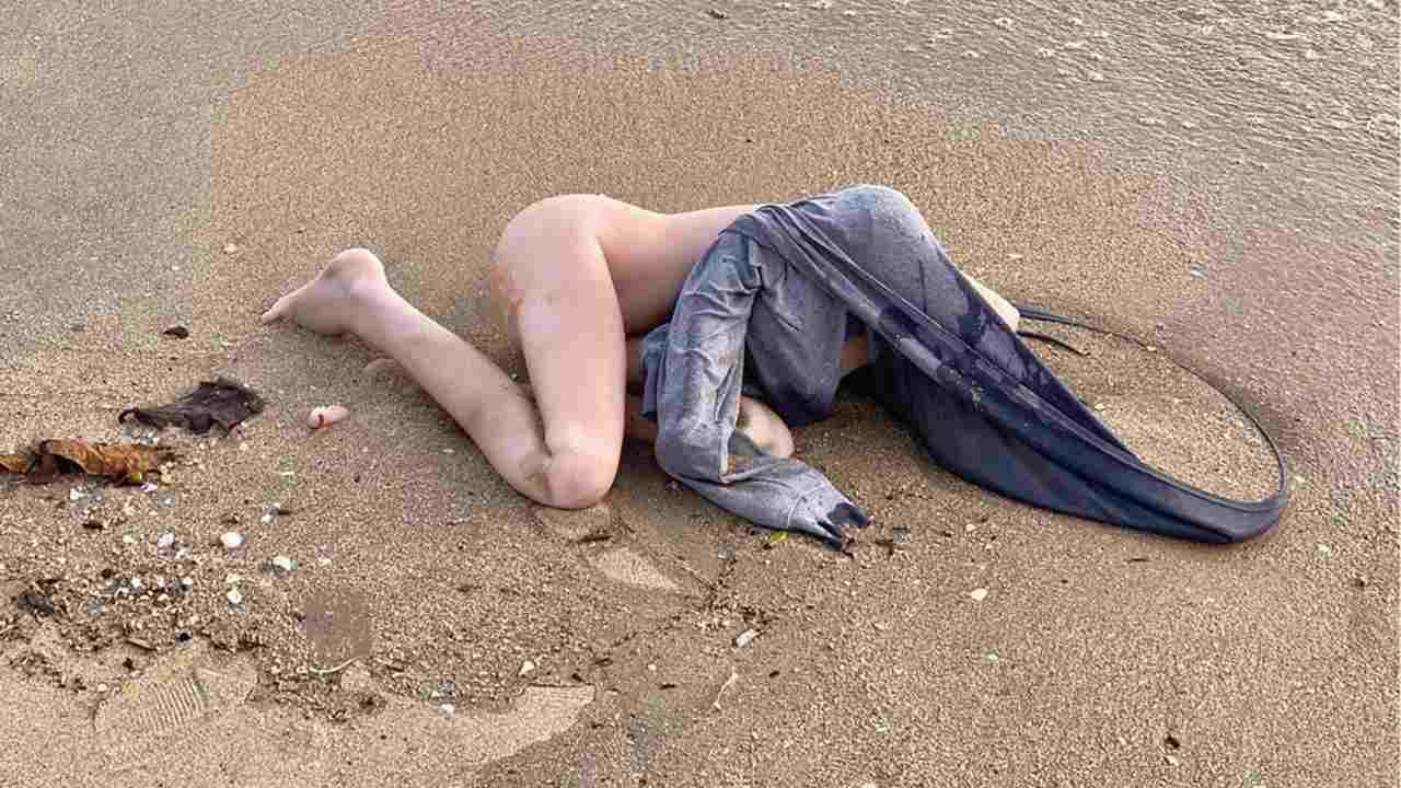 Cadavere in spiaggia, ma si tratta in realtà di una bambola per fare sesso