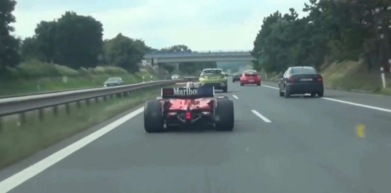 Ferrari da Formula 1 in autostrada: le peripezie dell'automobilista in un video 