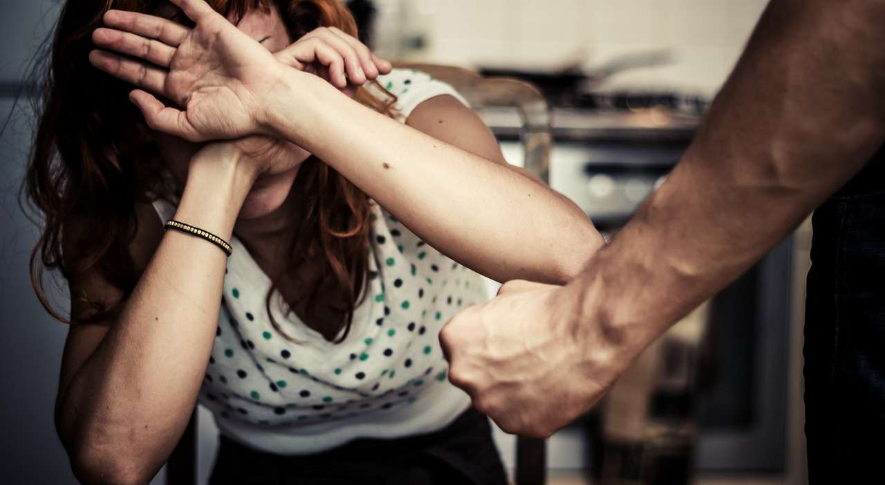 Uomo si suicida dopo aver sequestrato moglie e figlio