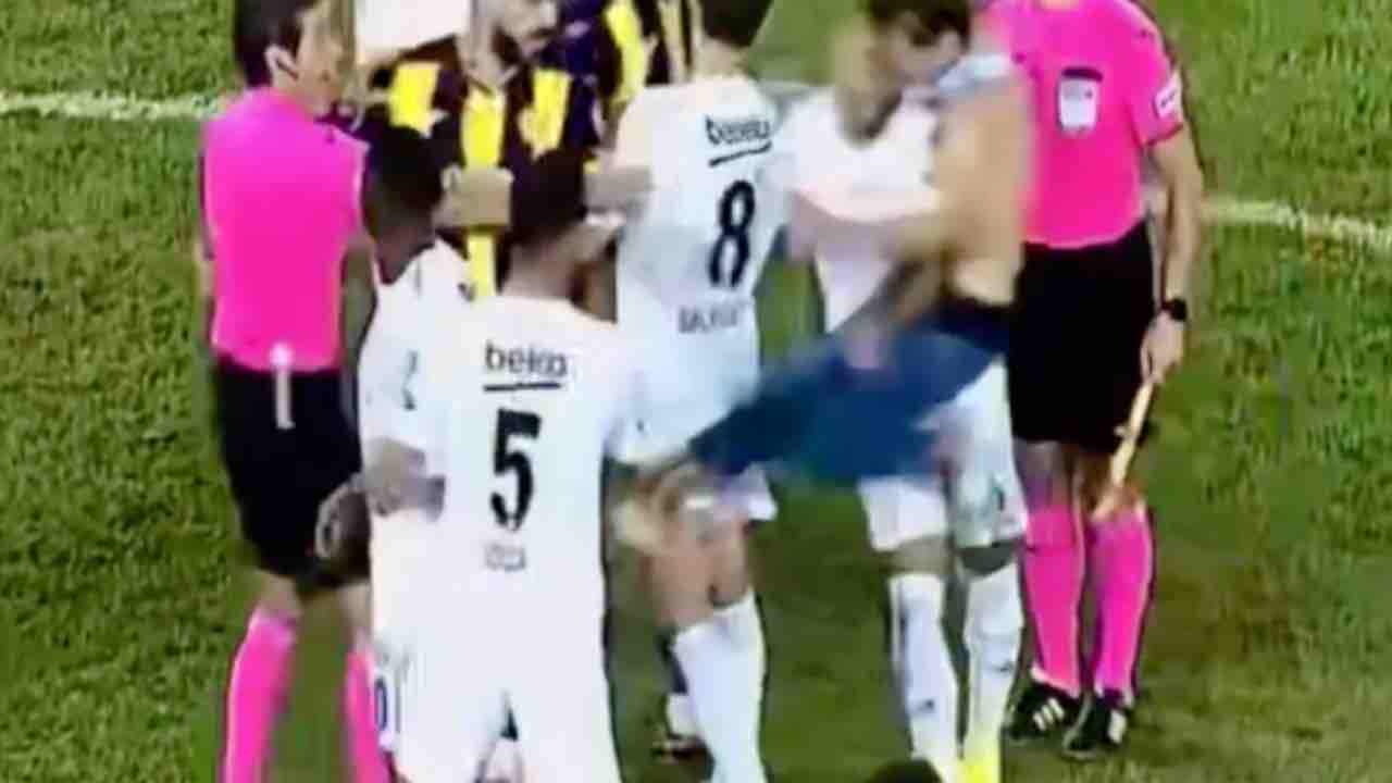 Tifoso violento partita calcio