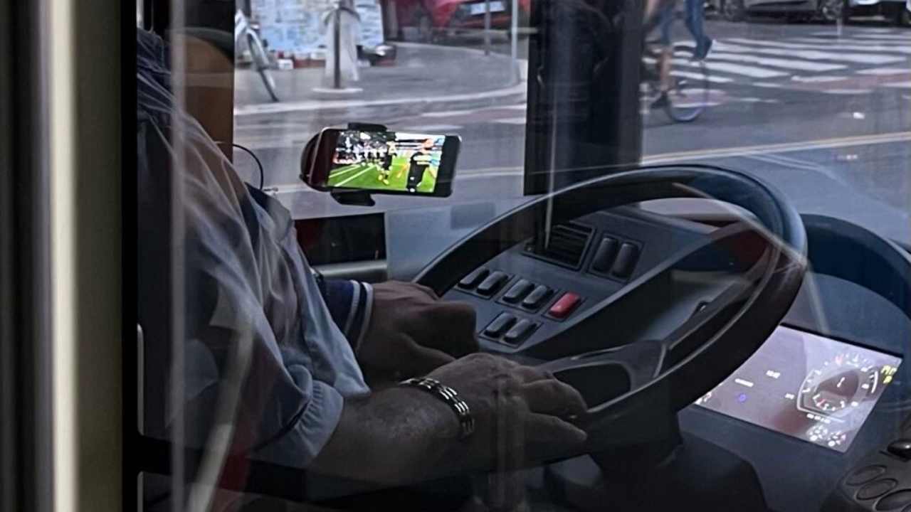 Autista Atac guarda la partita della Lazio mentre guida il bus