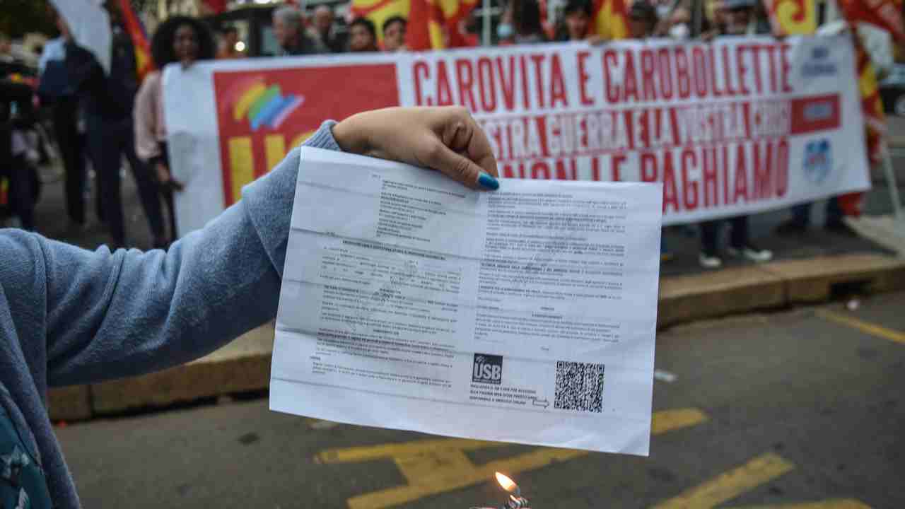 Caro bollette, immagini durante una manifestazione