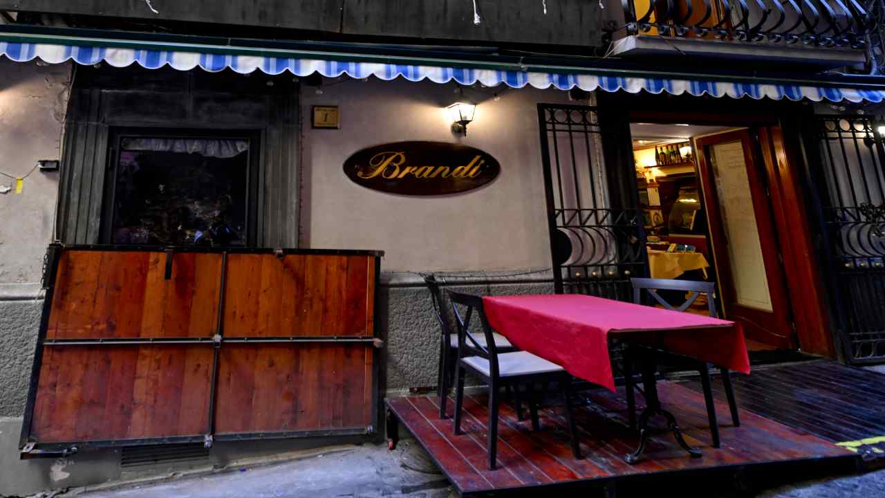 Roma, All'Eur Una Borsa Gigante Contro La Violenza Sulle Donne