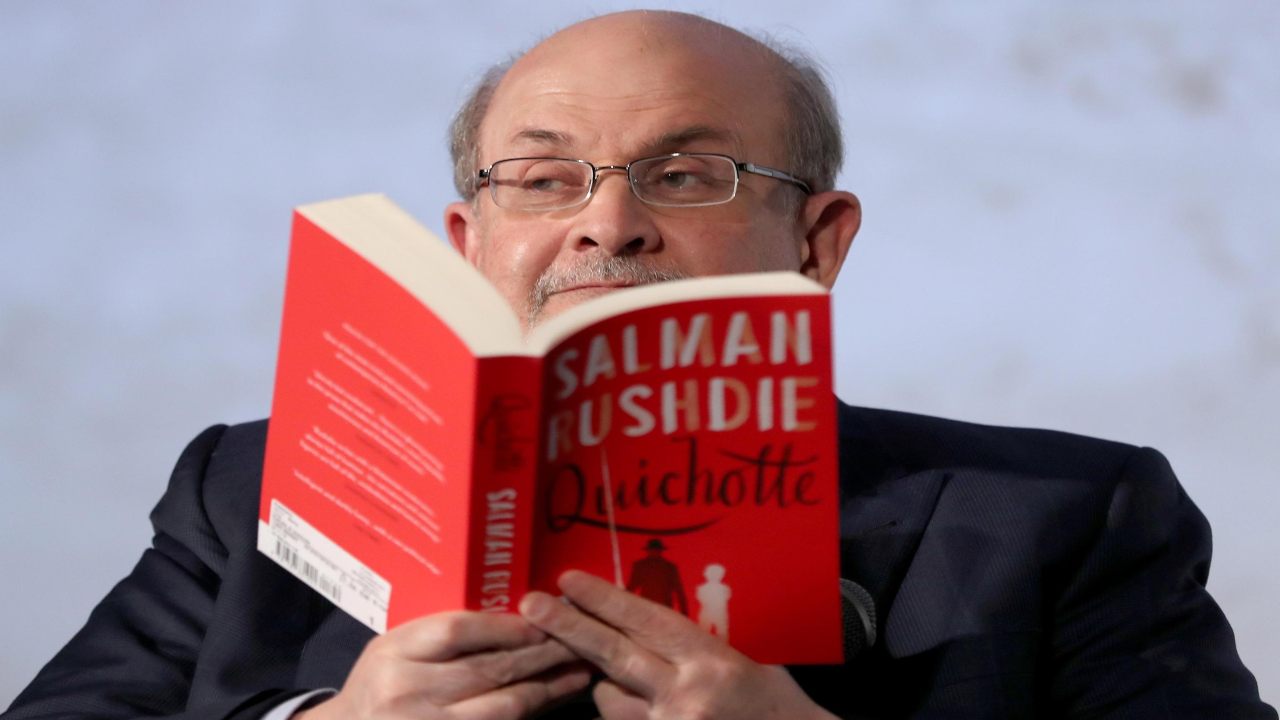 Ancora gravi le condizioni di Salman Rushdie 