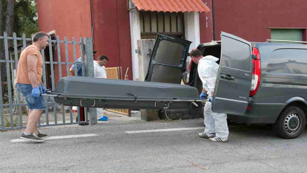 uccide la madre pugni