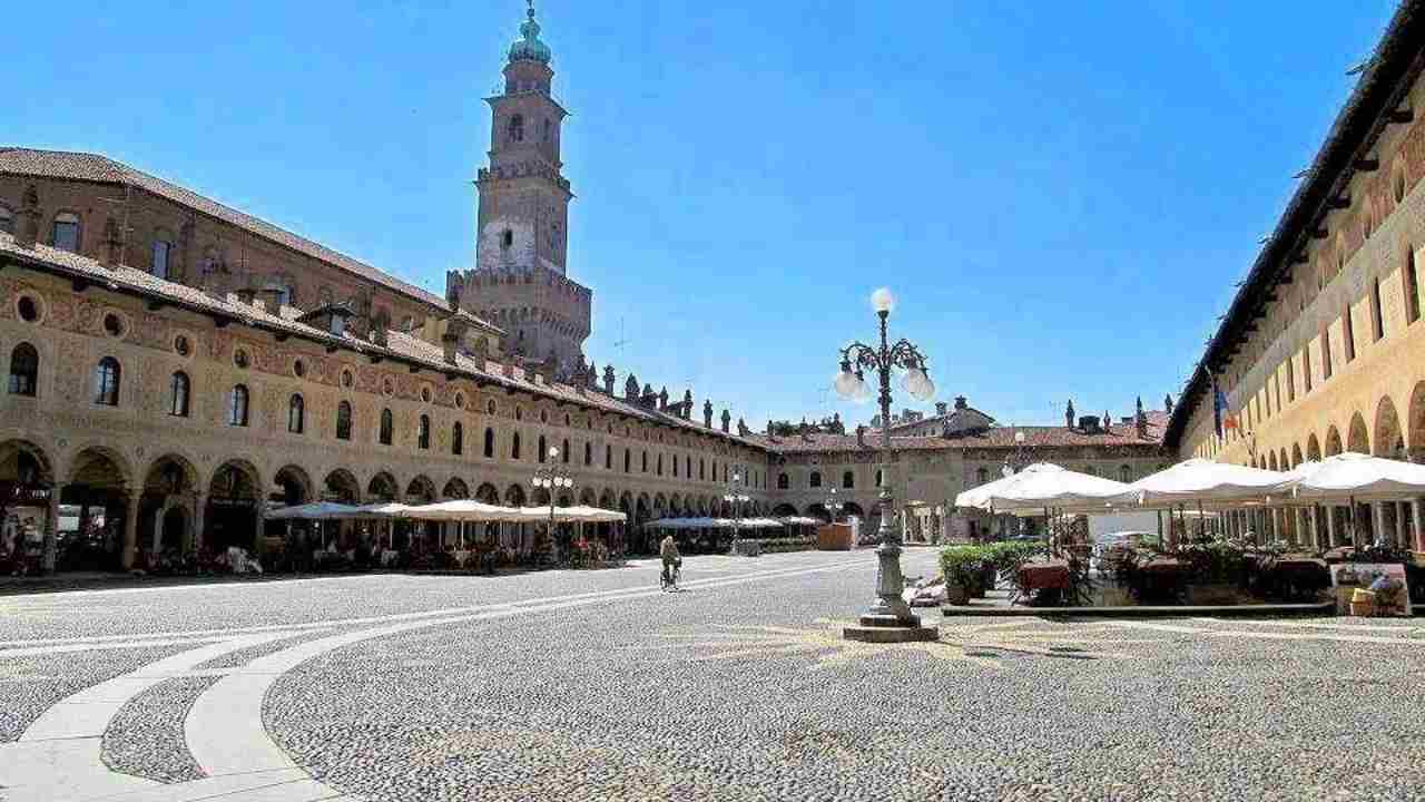 Bambina di 4 anni veglia tutta la notte sulla madre morta 