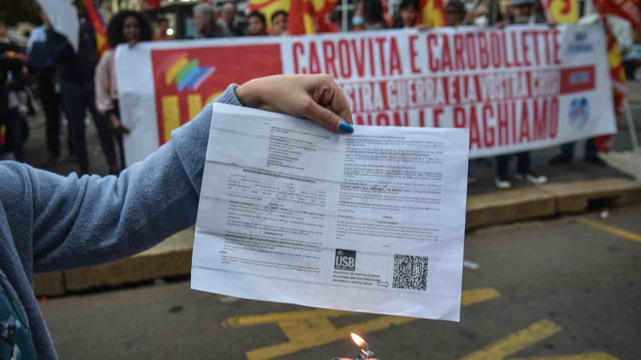 Bollette bruciate durante una manifestazione