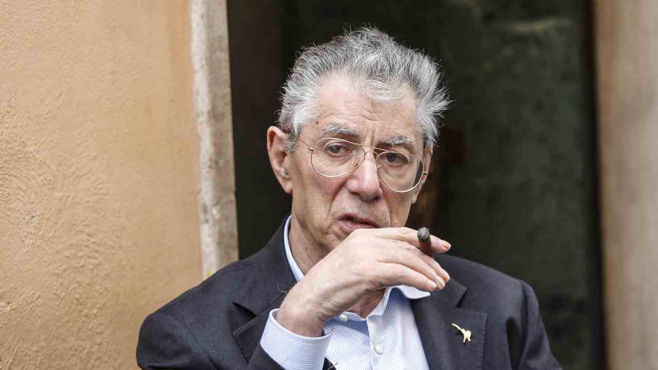 Umberto Bossi pubblica video dall'ospedale dopo il ricovero