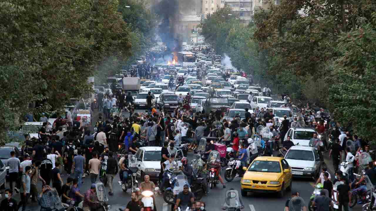 Continuano le proteste in Iran, morta una 16enne 