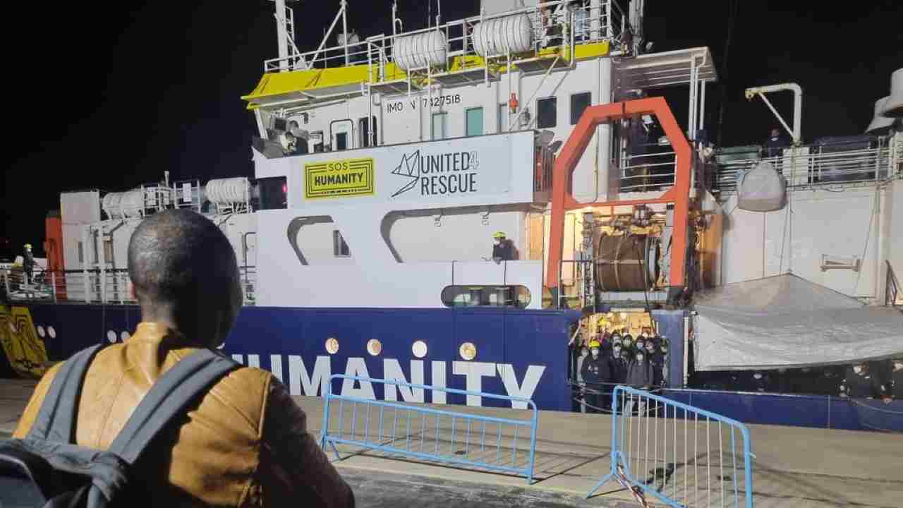 Migranti, la nave Ong Humanity a Catania