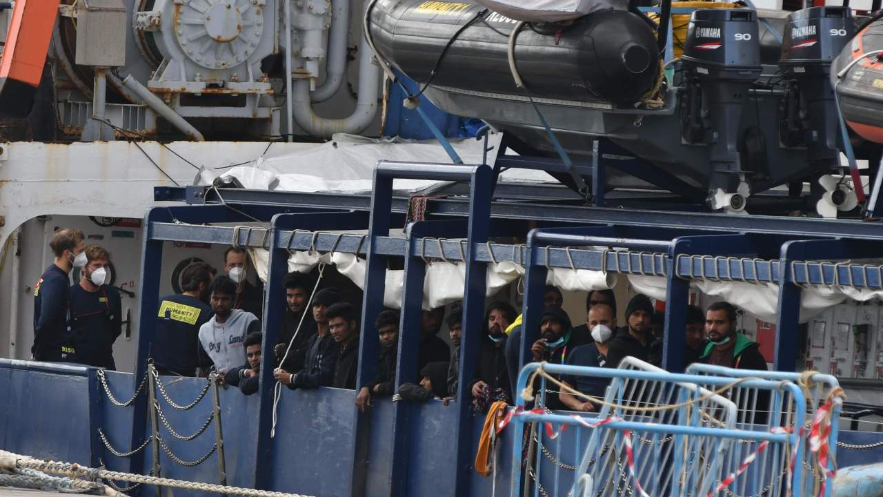 Migranti, sbarcati dalla nave Ong in 144
