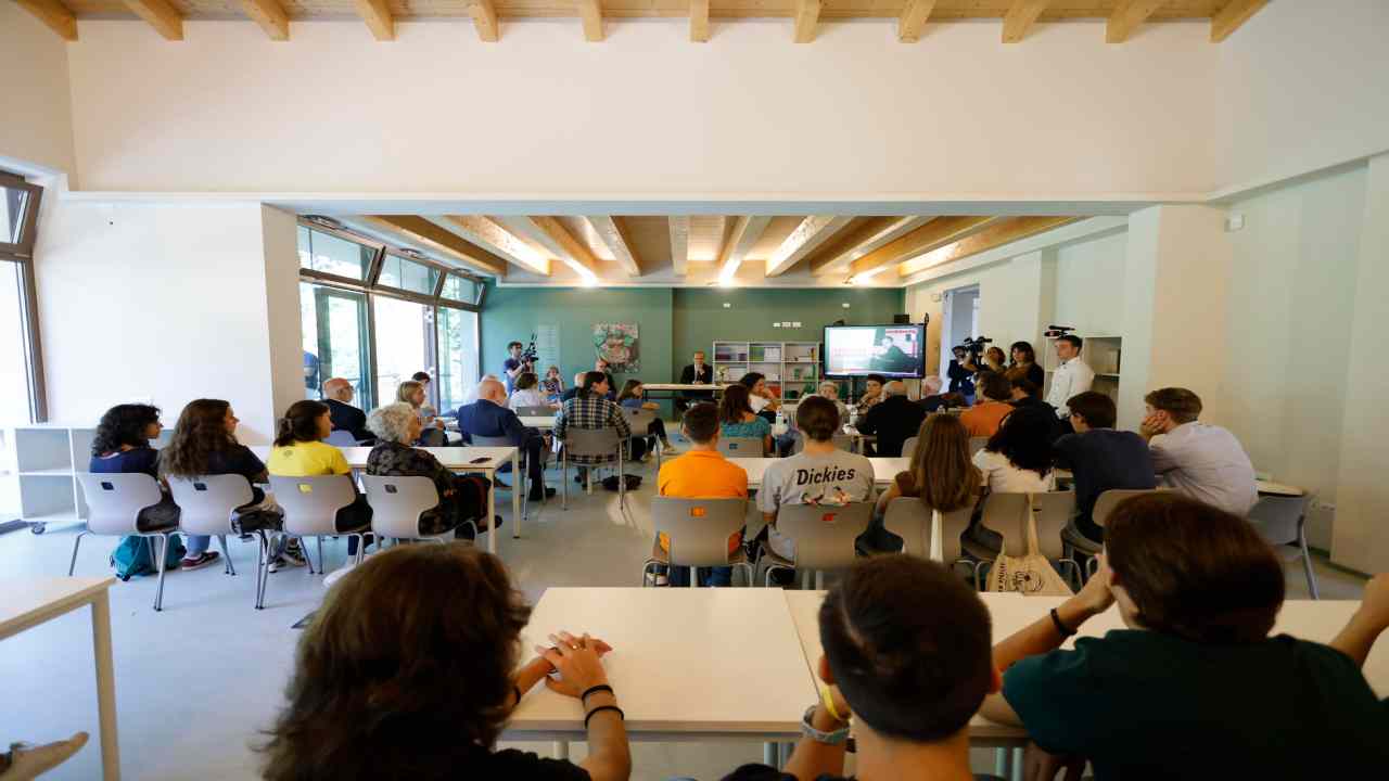 Liceo Albertelli docente rivolge avances a studentessa 