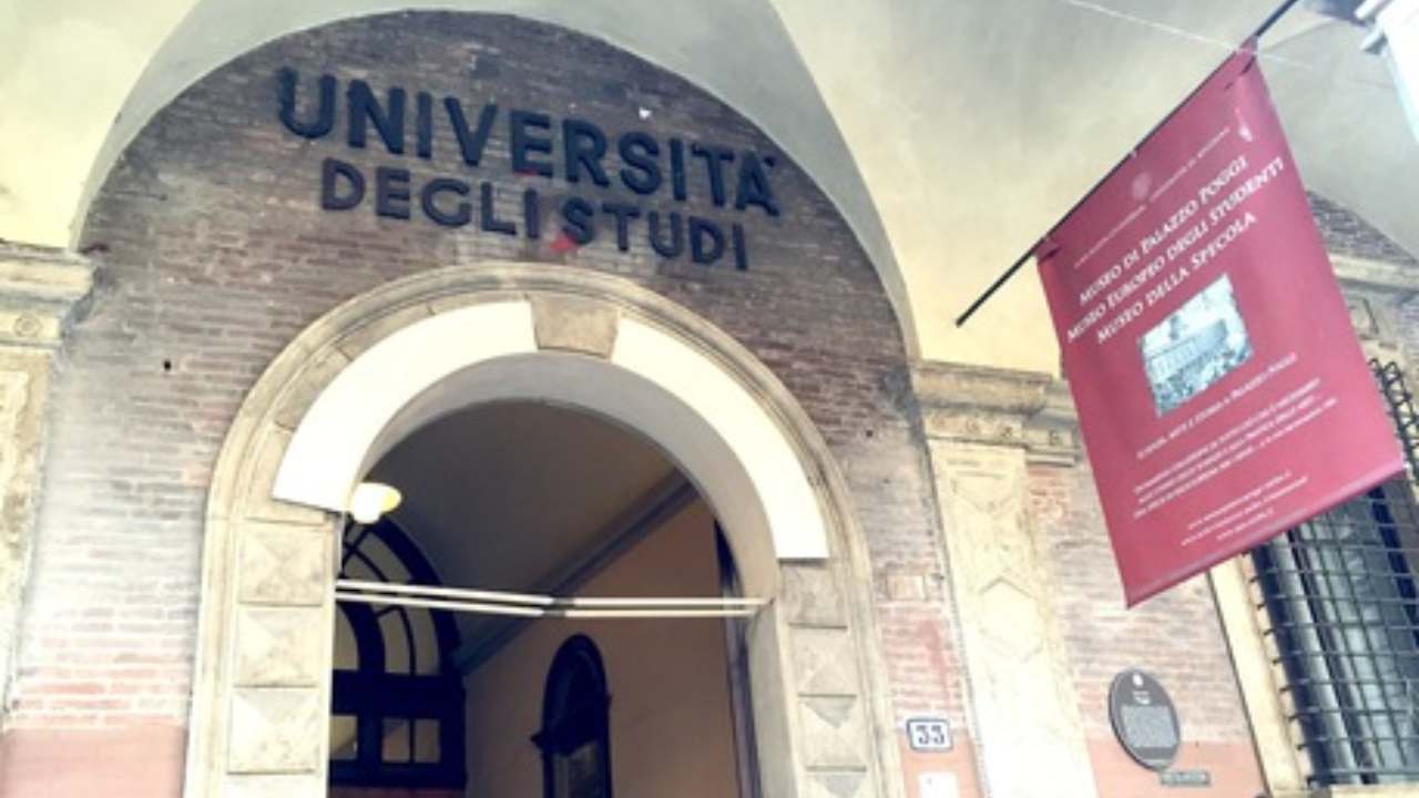 Professore universitario patteggia pena per molestie sessuali