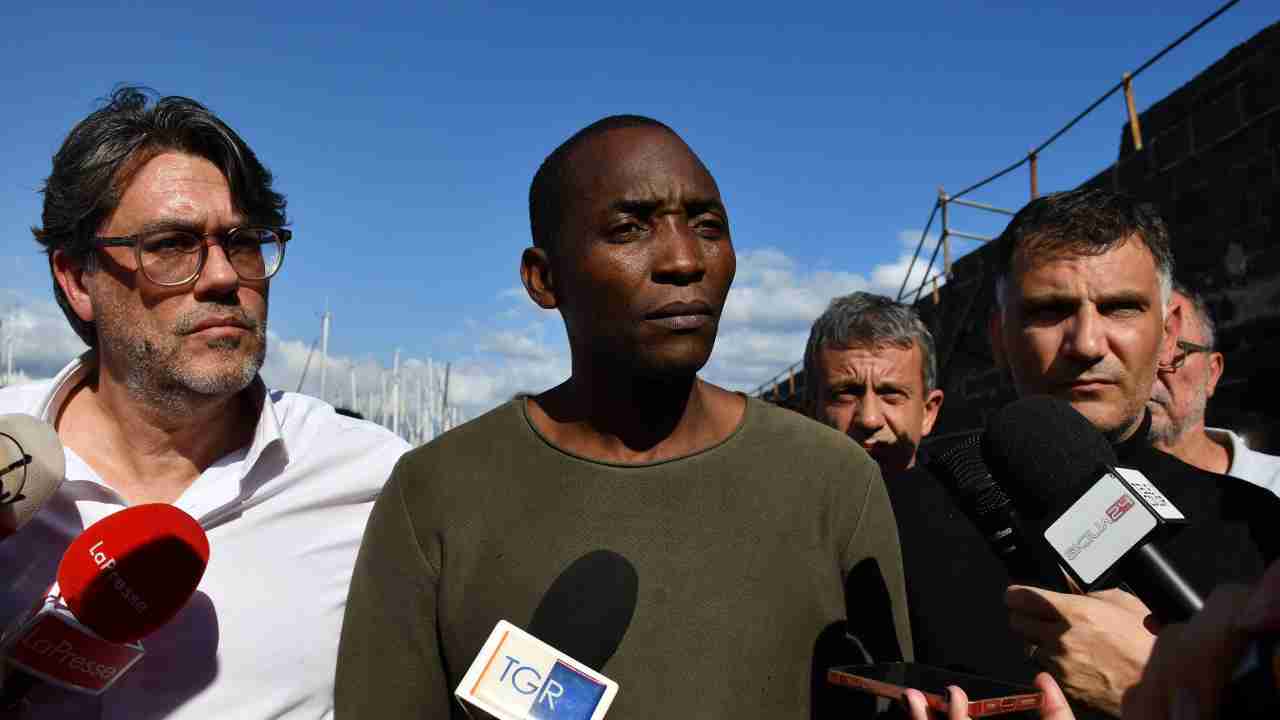 Migranti, il parlamantare Sumahoro sale a bordo della Humanity