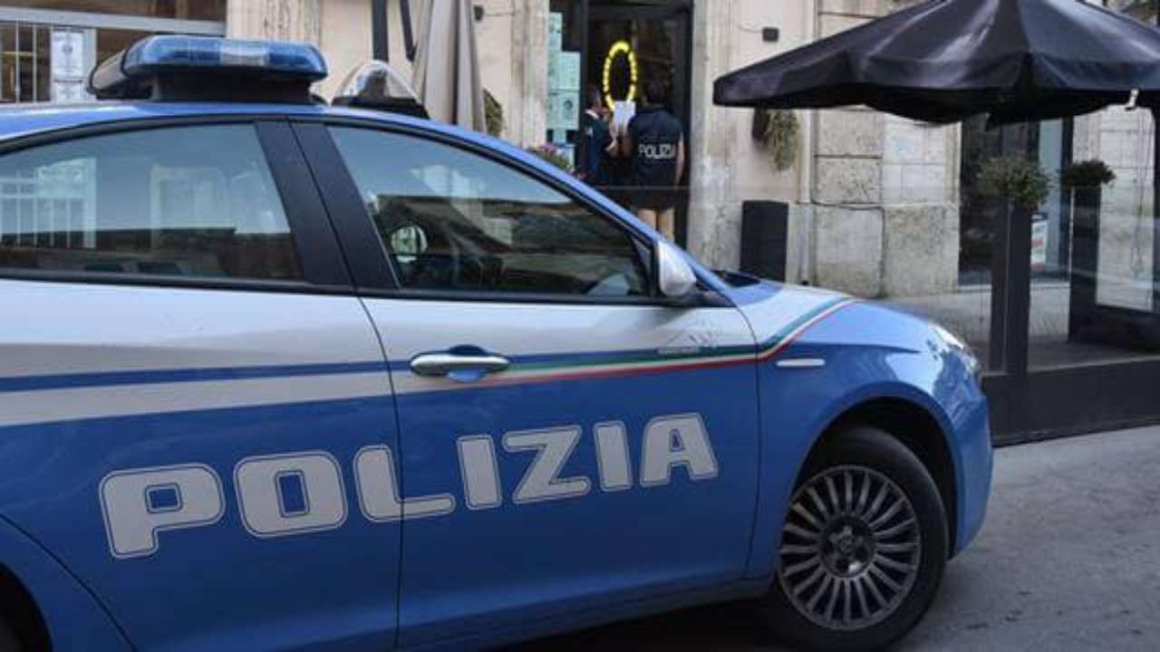 Un poliziotto si sarebbe finto un agente segreto per rimorchiare una giovane donna