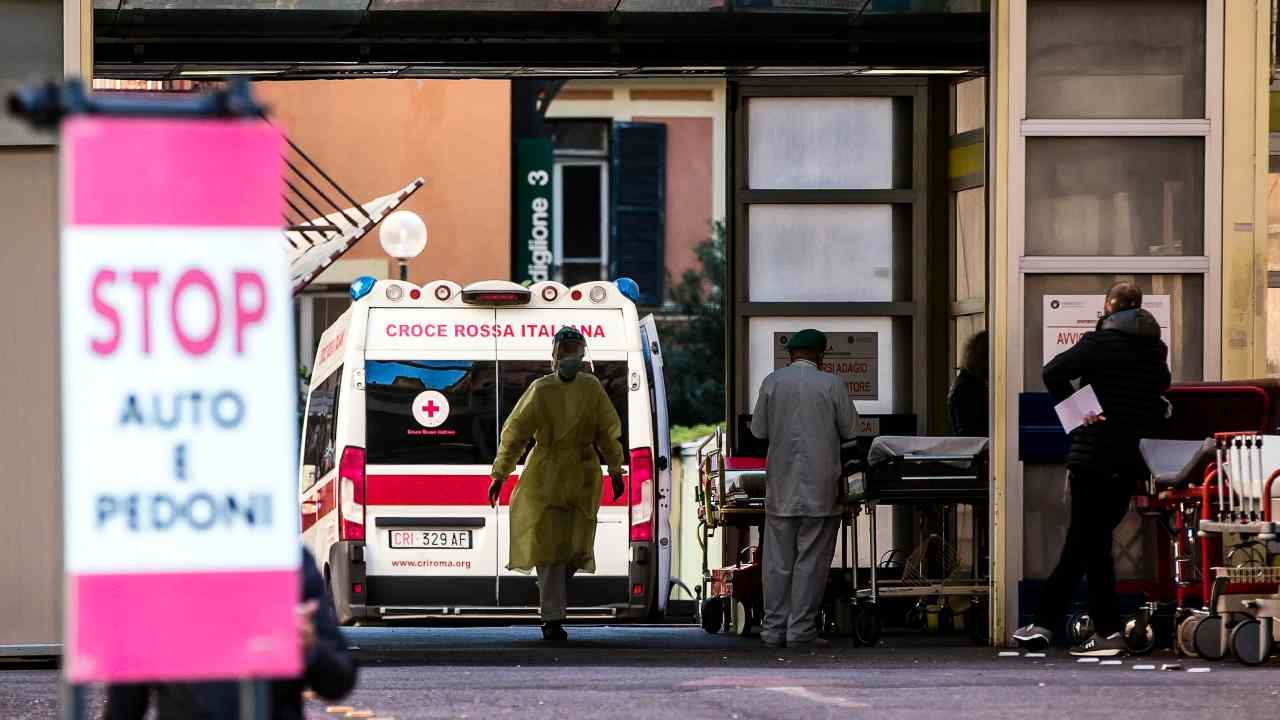 Abusata in ospedale una 20enne