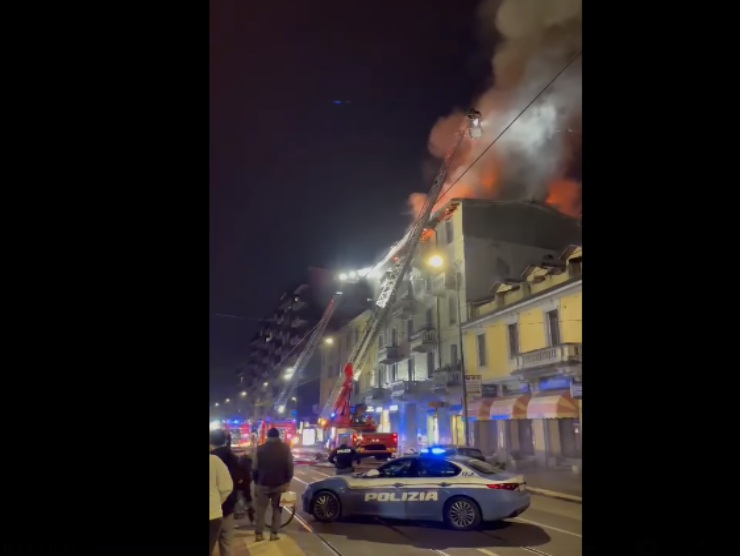 Brucia palazzo al centro di Milano: pompieri in azione 