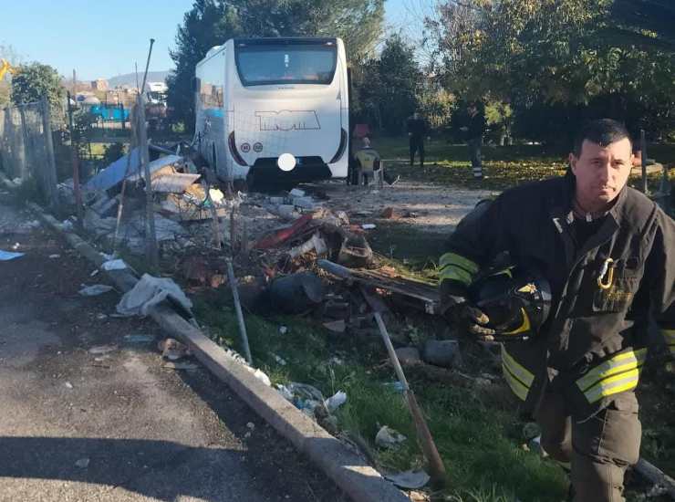 Bus pieno di bambini esce fuori strada