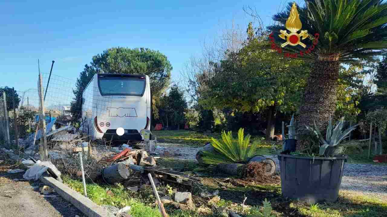 Bus pieno di bambini esce fuori strada