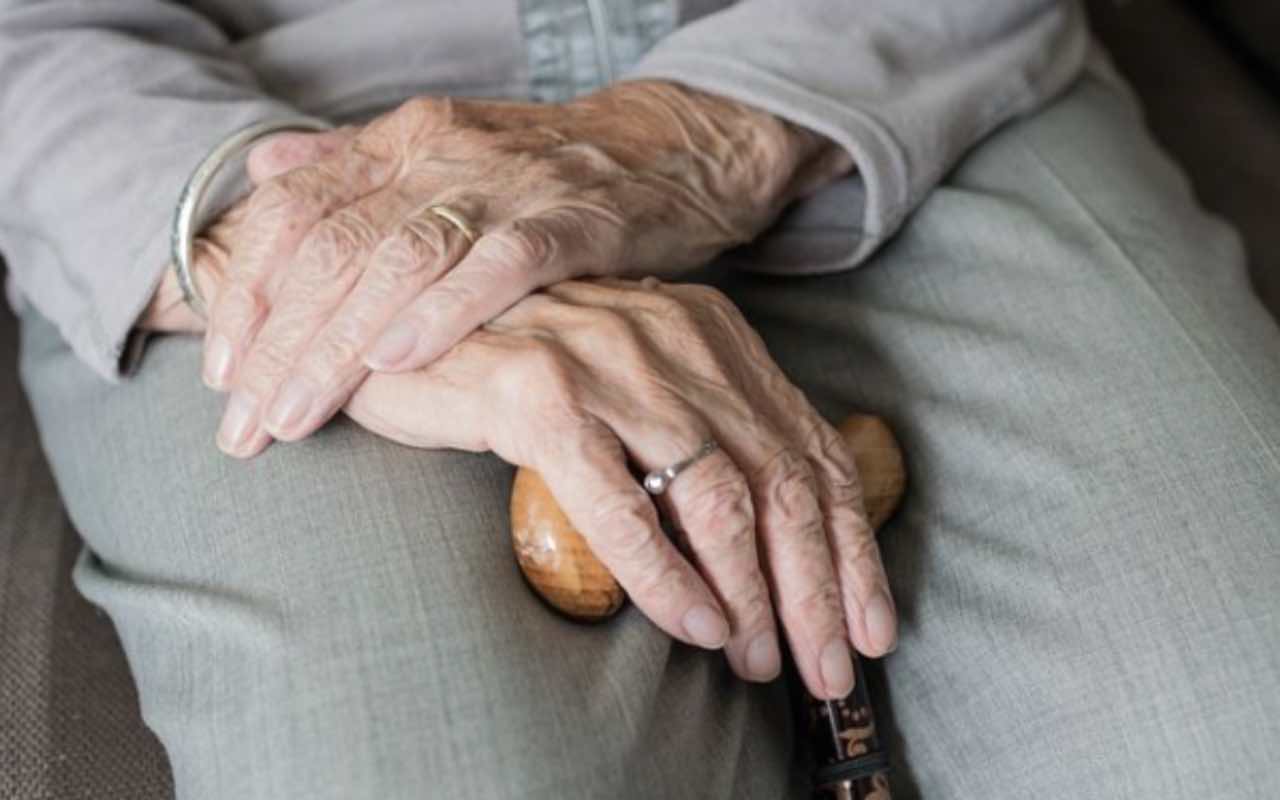 Giallo sull'eredità di una 80enne: cambia il testamento e muore