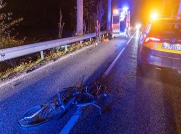 Falciati nella notte due ciclisti: il conducente non si ferma