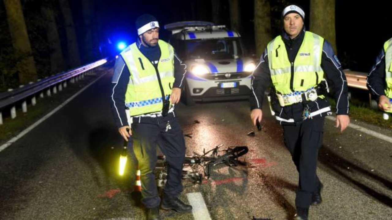 Falciati nella notte due ciclisti: il conducente non si ferma