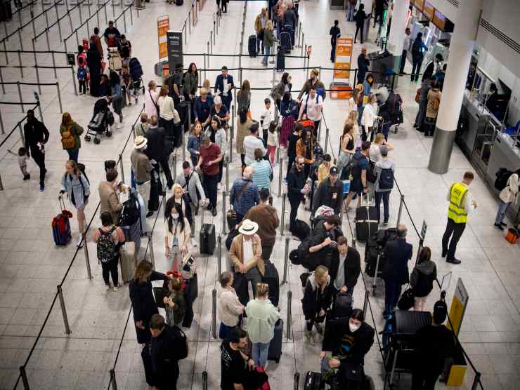 Il bambino di 8 anni senza gambe rimasto in aeroporto senza carrozzina 