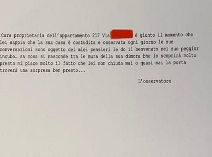 Lettere inquietanti come nella serie Netflix "The Watcher" 