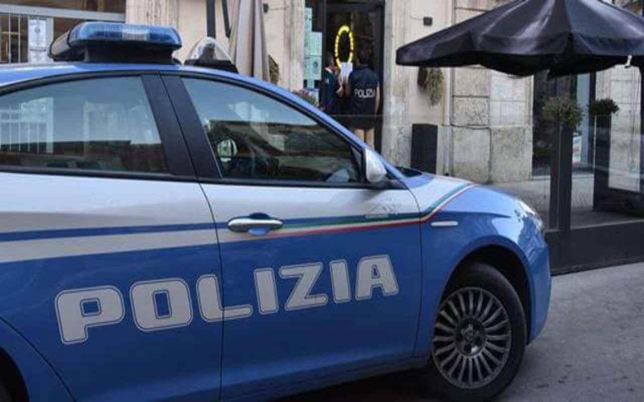 Mamma 25enne pugnalata alla gola 