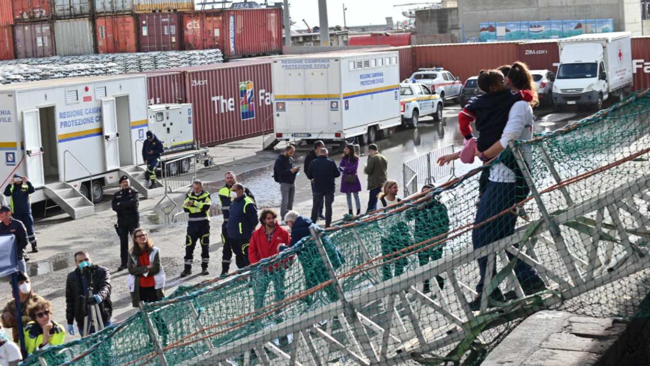 migranti sbarco salerno