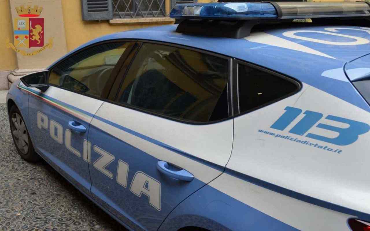 Il cadavere di un 76enne nudo e avvolto nelle lucine natalizie 