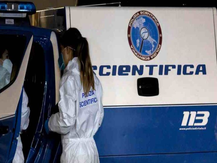 Il cadavere di un 76enne nudo e avvolto nelle lucine natalizie 