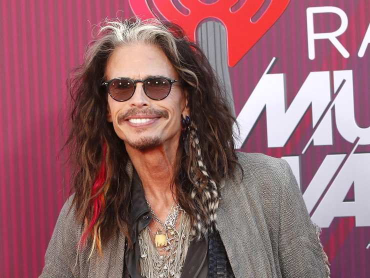 Steven Tyler accusato di violenza sessuale su una minore 