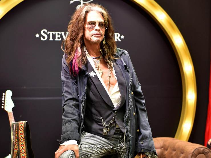 Steven Tyler accusato di violenza sessuale su una minore 